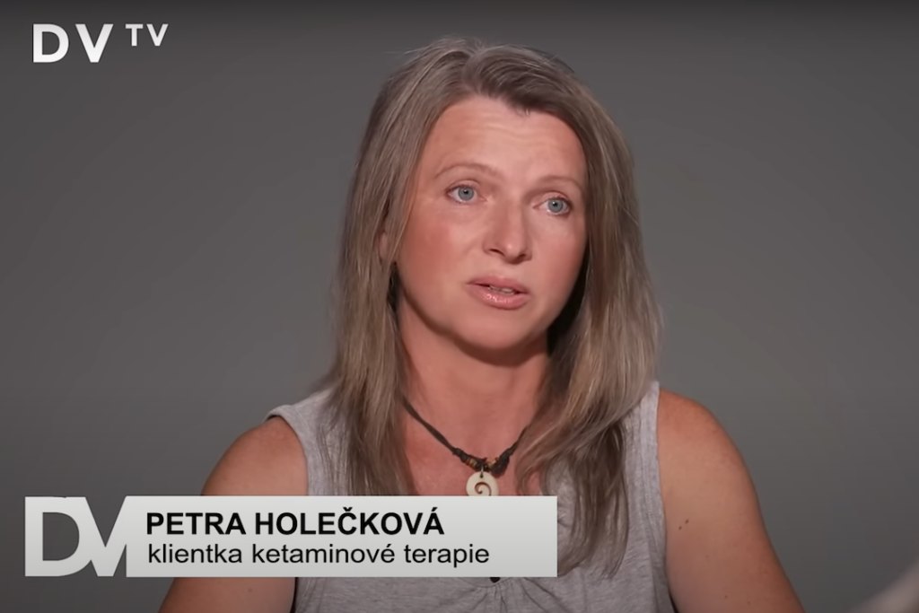 DVTV | Tenkrát jsem umřela a s ketaminem se zase našla, říká Petra Holečková, klientka Psyonu